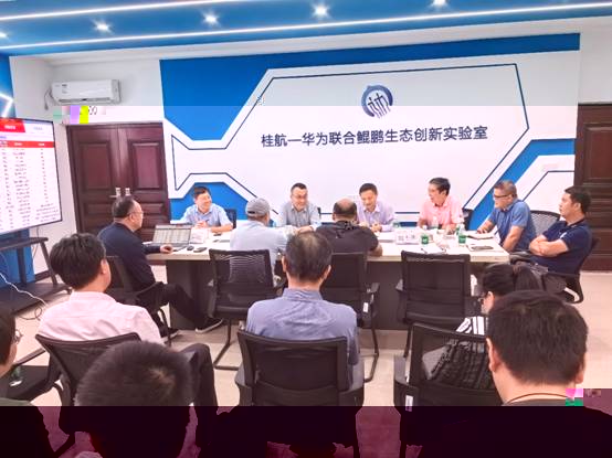 一群人在台上演講 描述已自動生成